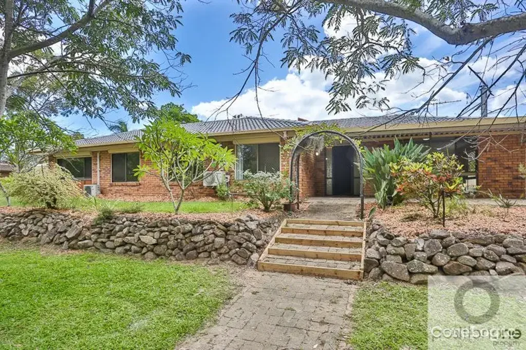 4 Bedroom Family Home With Pool!