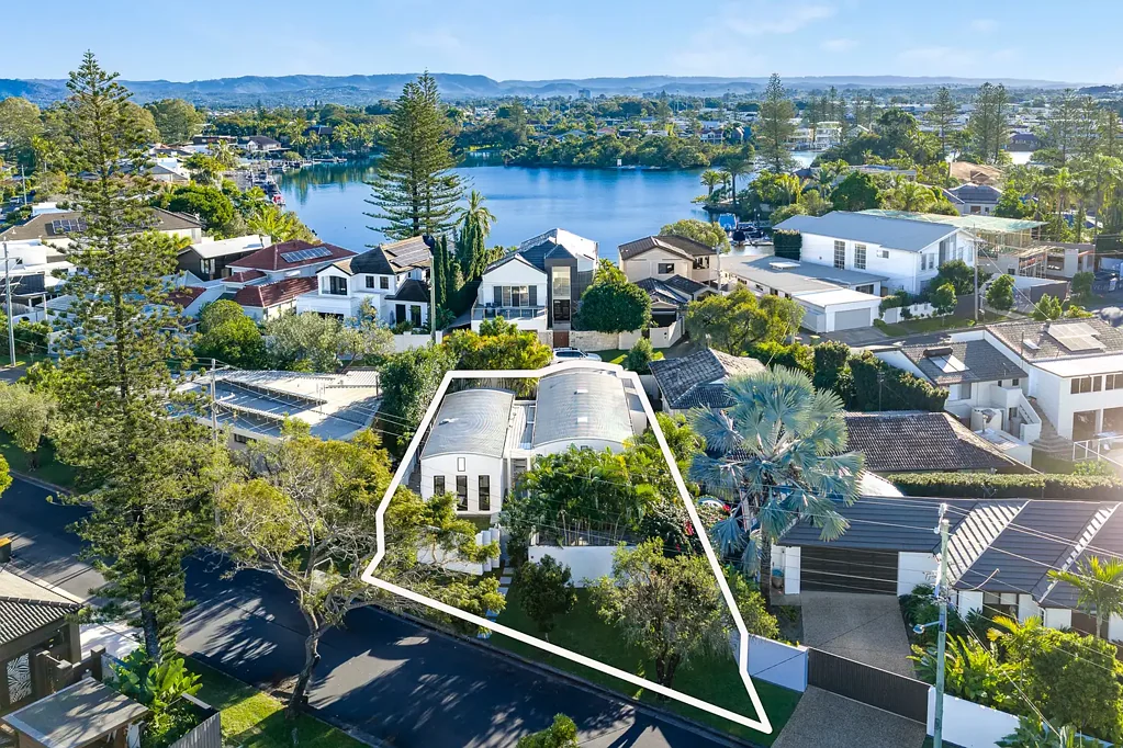 Surfers Paradise 3침실 A Rare Isle Of Capri Residence with Dual Street Frontage