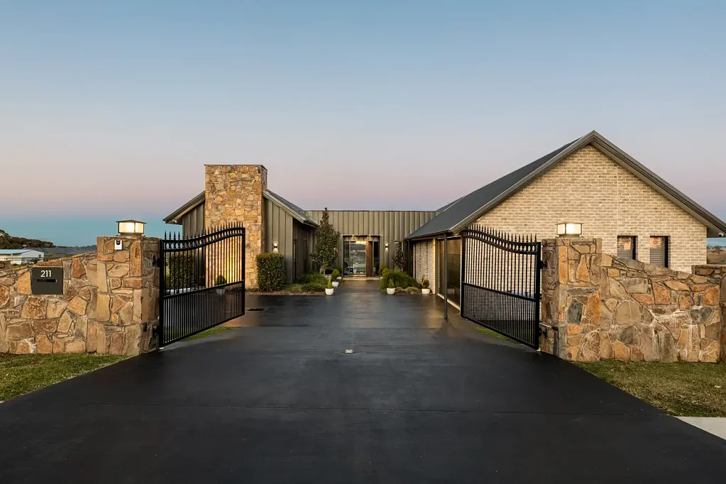 Mount Rascal 4房 4卧3卫6车位 4000平庄园 顶级厨电 喷泉泳池 加热按摩浴缸 北翼娱乐 南翼私享 车库带电 太阳能系统 Luxury Redefined at Aurora Hills