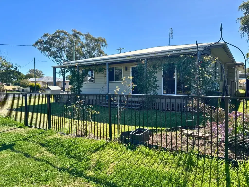 Dalby 4침실 Welcome Home to 122 Pratten Street – Where Comfort Meets Style!