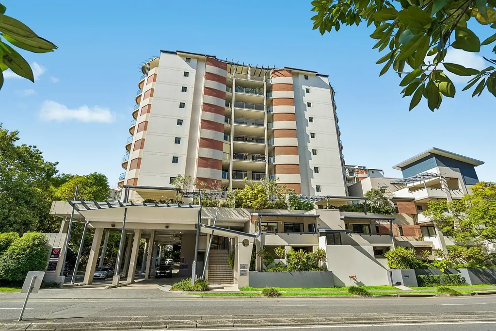 Toowong 2房 Brisbane河畔公寓 宽敞两卧 阳台休闲 游泳池健身房 步行生活圈 内西优越位置 Riverside Lifestyle in the Heart of Toowong