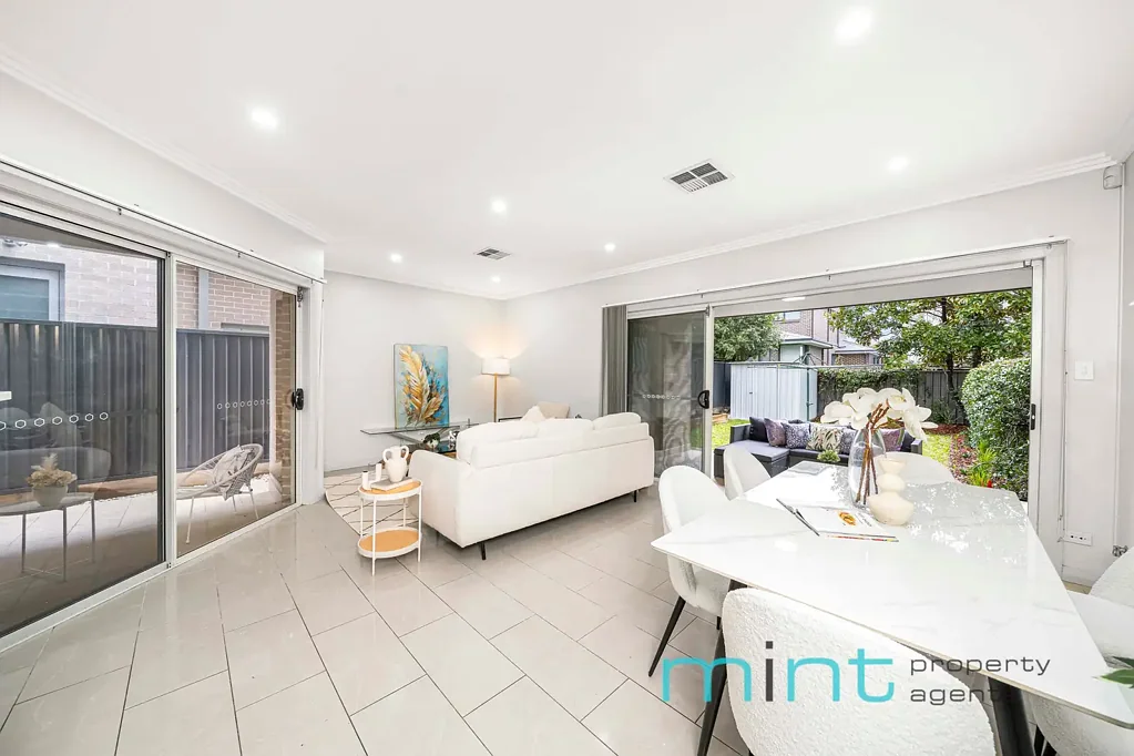 Greenacre 4Kwarto Contemporary Family Living in a Premier Greenacre Location