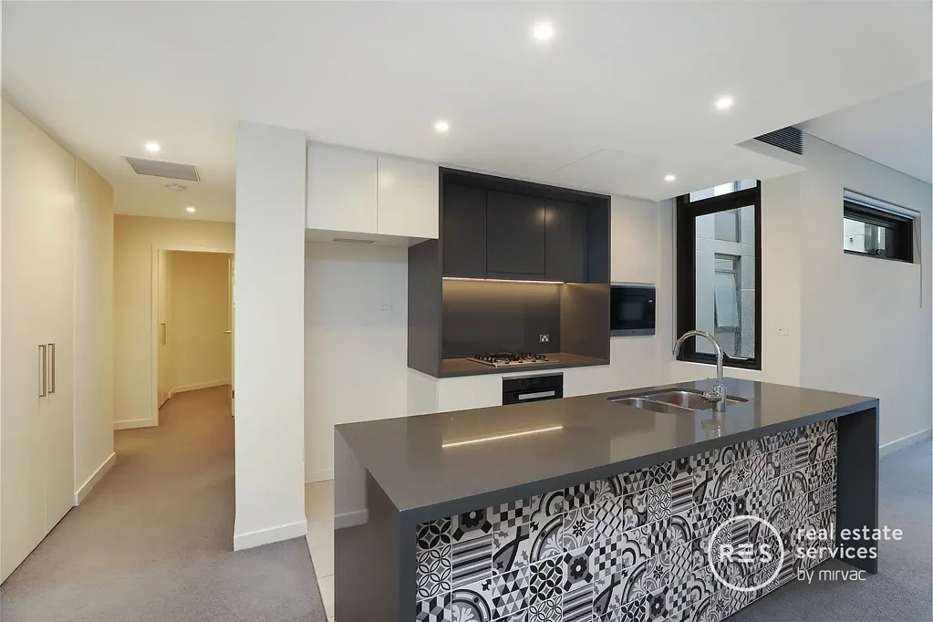 North East Facing 2 Bedroom Apartment with Parking