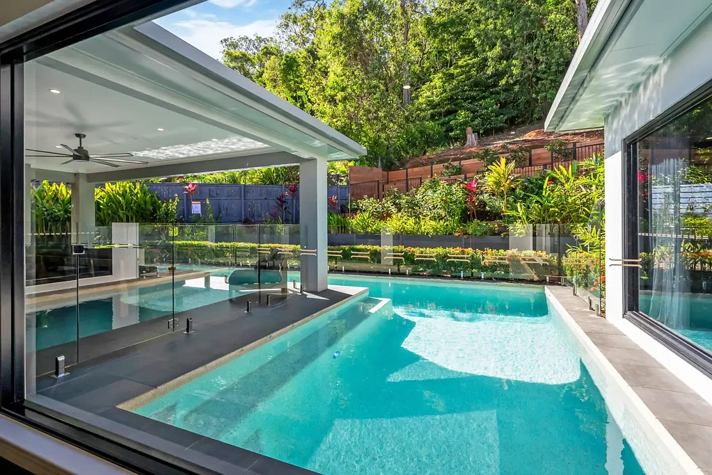 Trinity Beach 4Zimmer Private, Elevated Near New Home with Spectacular Mountain Views and Lap Pool