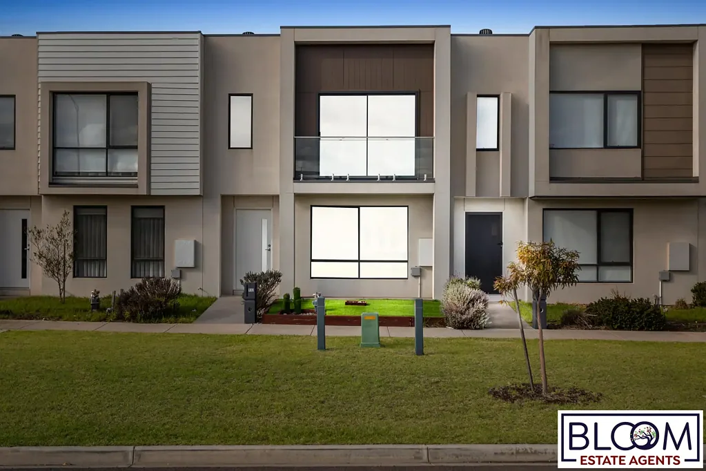 Truganina 3 Bedroom Upgraded & Stylish Townhouse in Prime Truganina - Move-In Ready! Modern, Low-Maintenance with High-Returns