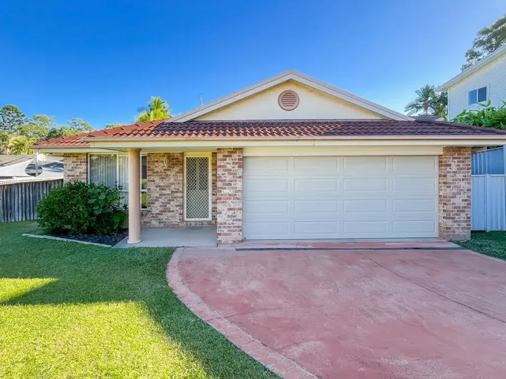 FAMILY HOME IN BEACH SIDE SUBURB