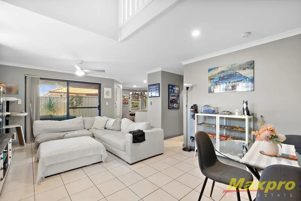 Midvale 3房  Smart Two-Storey House on Easy-Care block