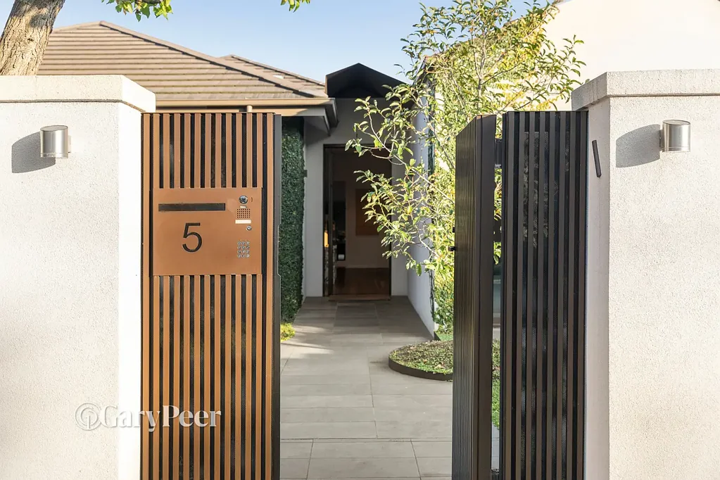 Caulfield North 5Moenga Single level family perfection in a prized location