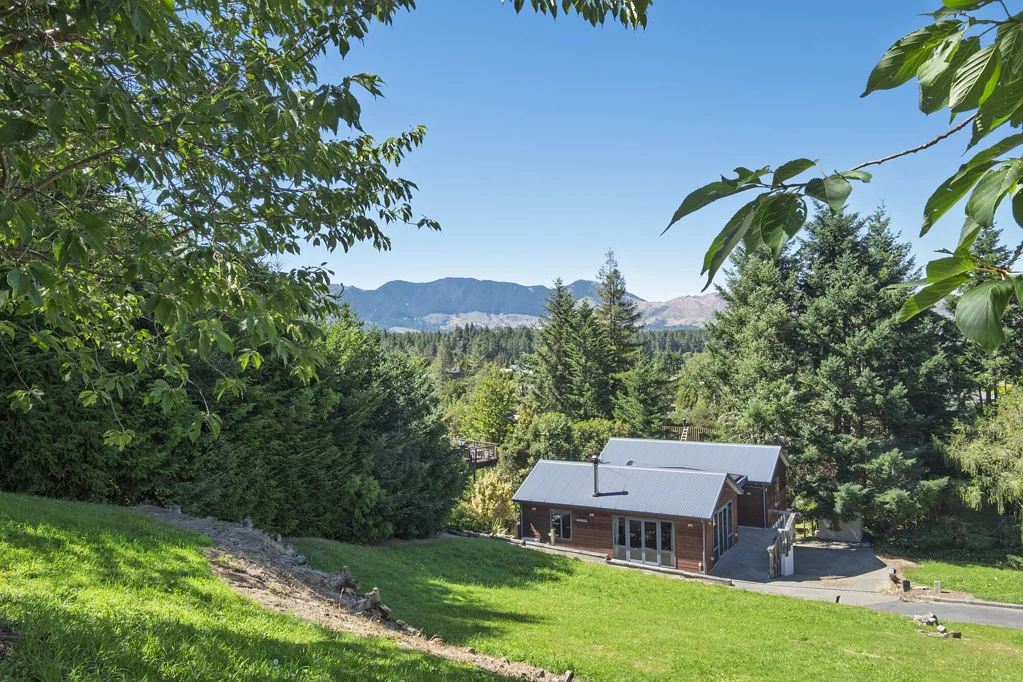 Hanmer Springs Alpine Opportunity with Views!
