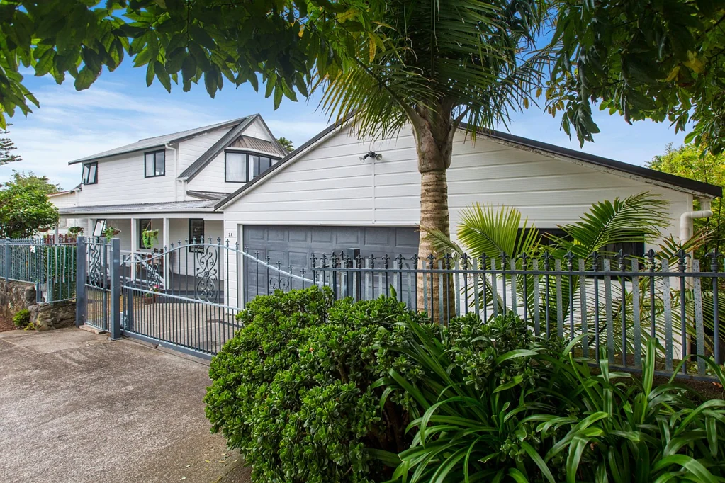 **SUNNY & LOW-MAINTENANCE LIVING IN ONEHUNGA**
