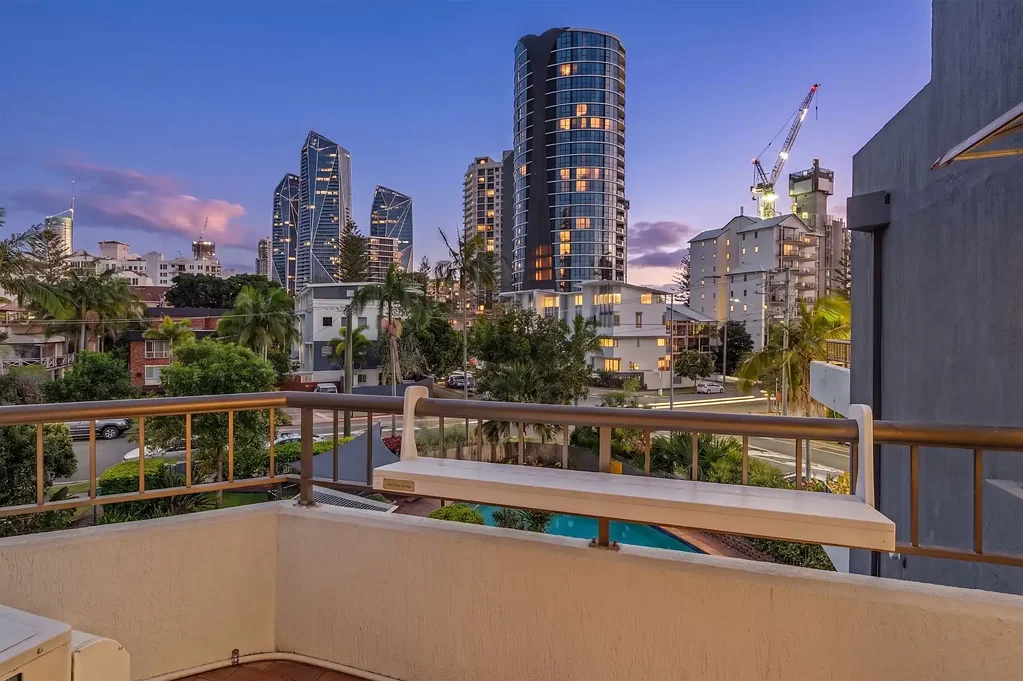 Broadbeach 2 Slaapkamer RENOVATED NORTH-EAST FACING BROADBEACH APARTMENT JUST 100M FROM THE BEACH