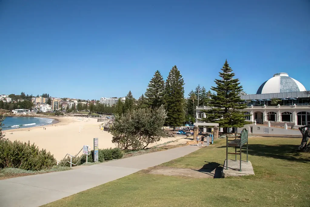 Superb Art Deco Apartment Steps from Coogee Beach