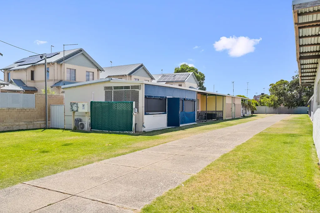 Mandurah 2房  Very neat & tidy fully renovated beachside unit - walk to the beach.