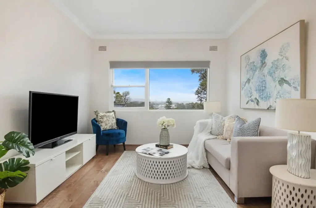 Bright  and Inviting Top Floor Apartment!