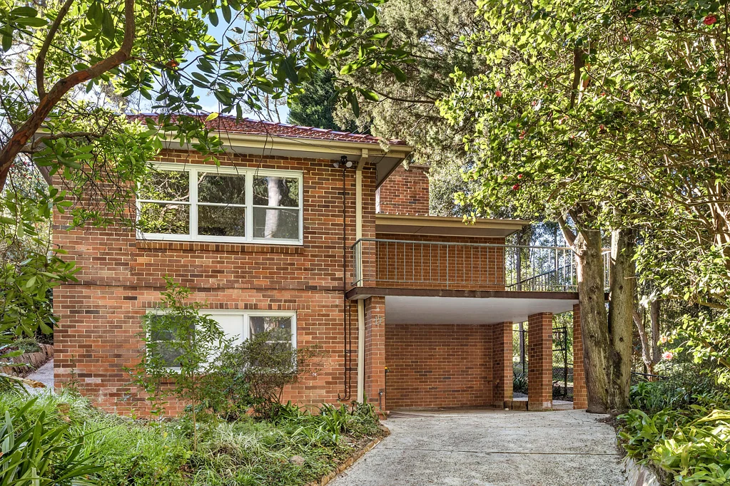 Wahroonga 4Zimmer Exceptional opportunity minutes to transport and schools