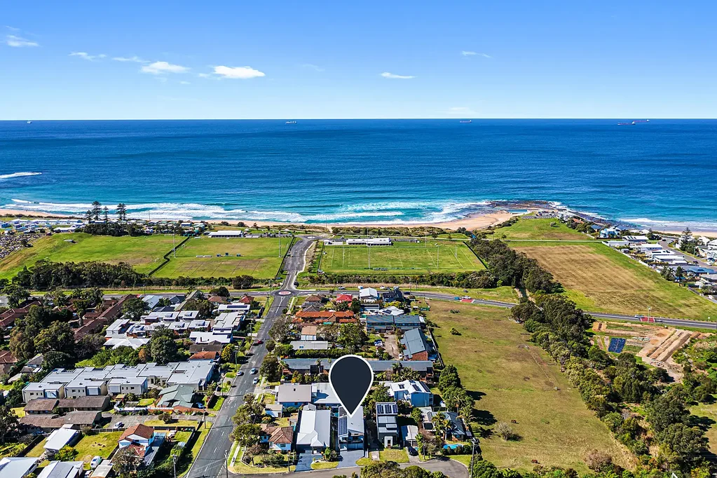 Woonona 5房 建筑师设计奢宅 独立双入口 主厨石材台面 开放式海景娱乐区 主卧套间浴室 楼下两卧公寓 地下恒温泳池 三车位独立通道 太阳能电池储能 Dual Living or Convert to a Five-Bedroom Home