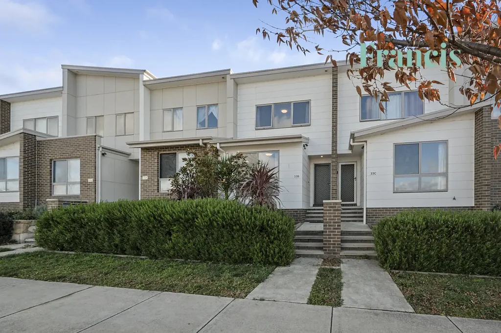 Neat and tidy | Spacious yard and large double garage