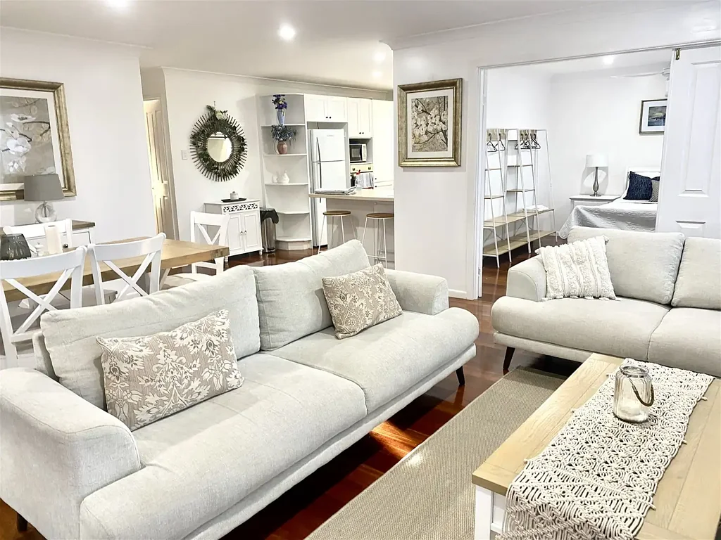 Moving to QLD  3 Bed Furnished Cottage Pool Aircon