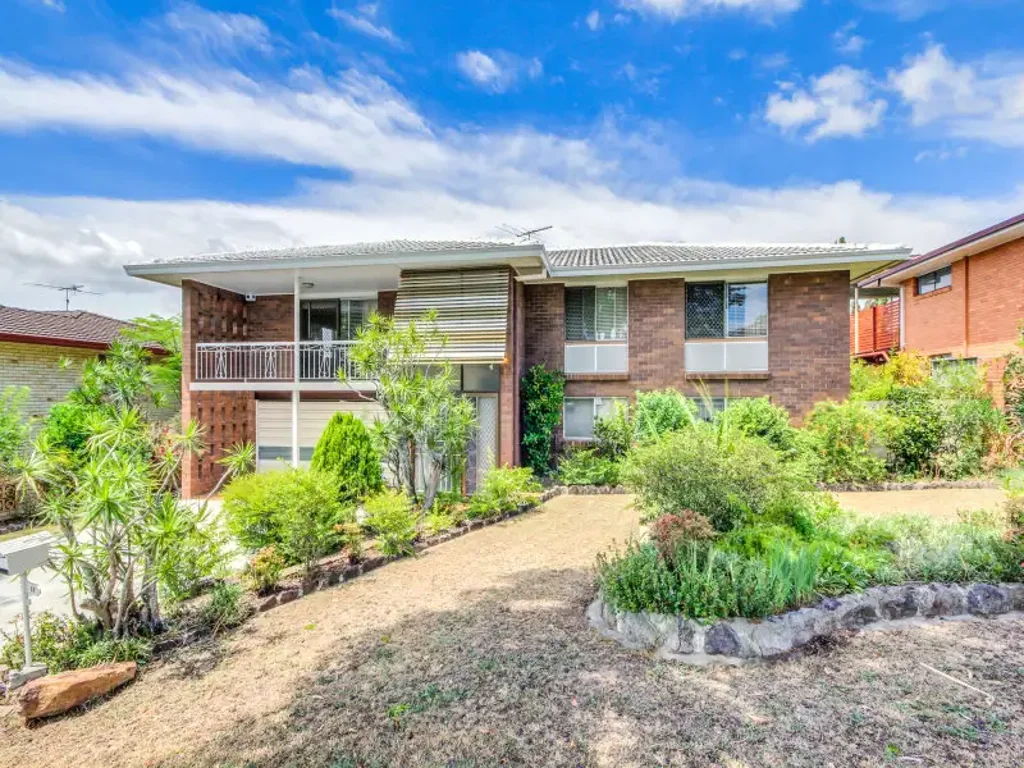 Fully Renovated Large Family Home Near Garden City