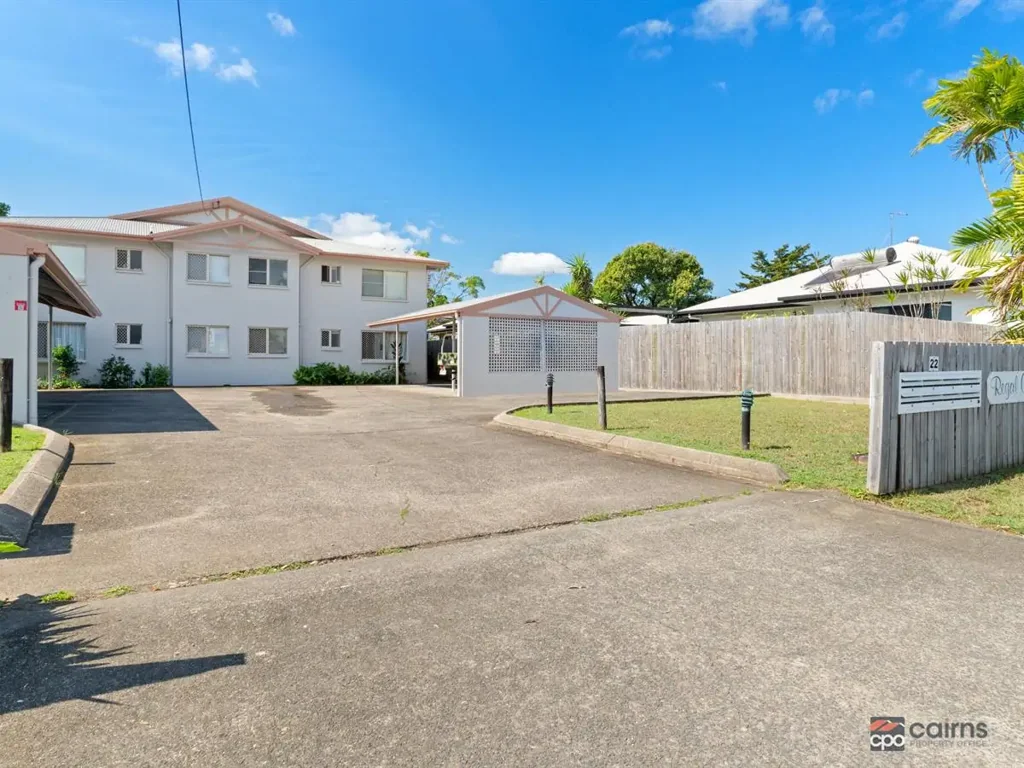 Bungalow 1 Bedroom Top floor spacious unit in a small Complex of only 8!