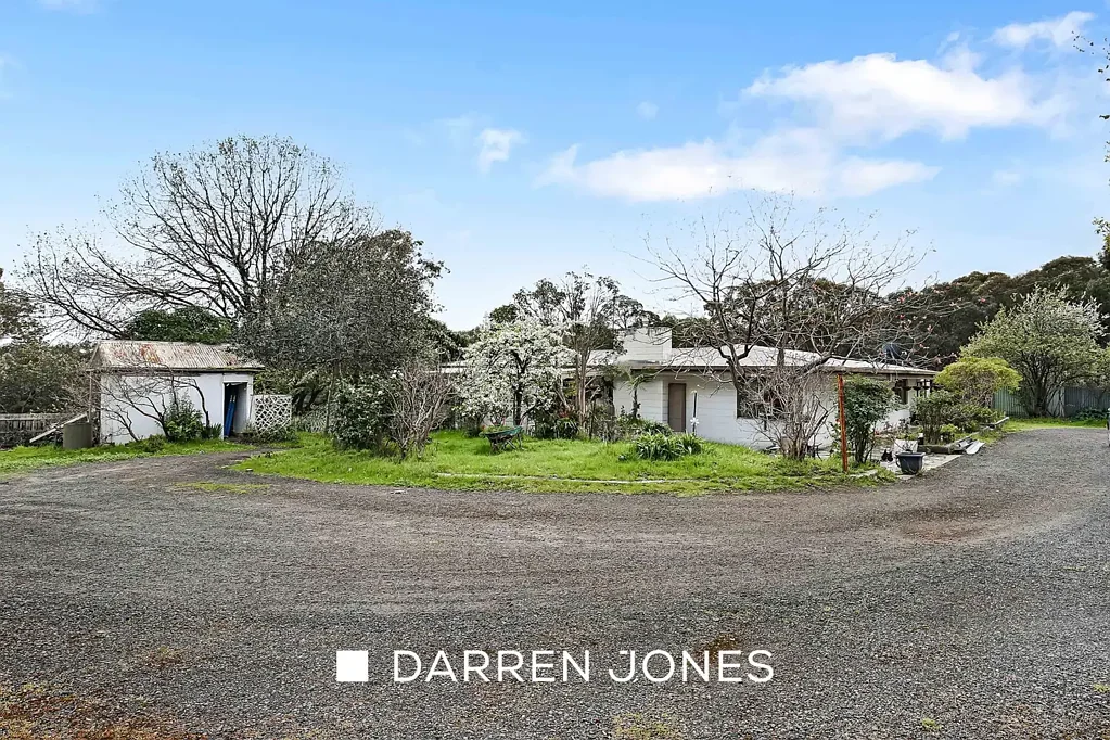 Plenty 3 Bedroom Aigion Farm – Rare Six-Acre Rural Holding with Endless Potential