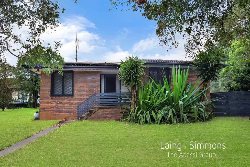 Comfortable Family Home in a Convenient Willmot Location!