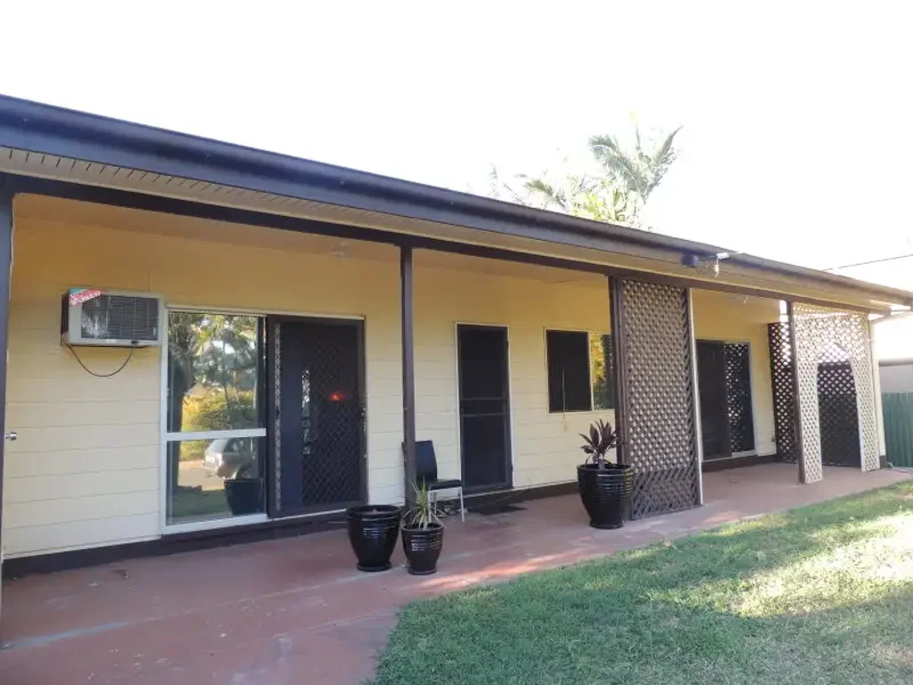 THIS GEM OFFERS EVERYTHING, AFFORDABLE PRICE! Family living & pet friendly