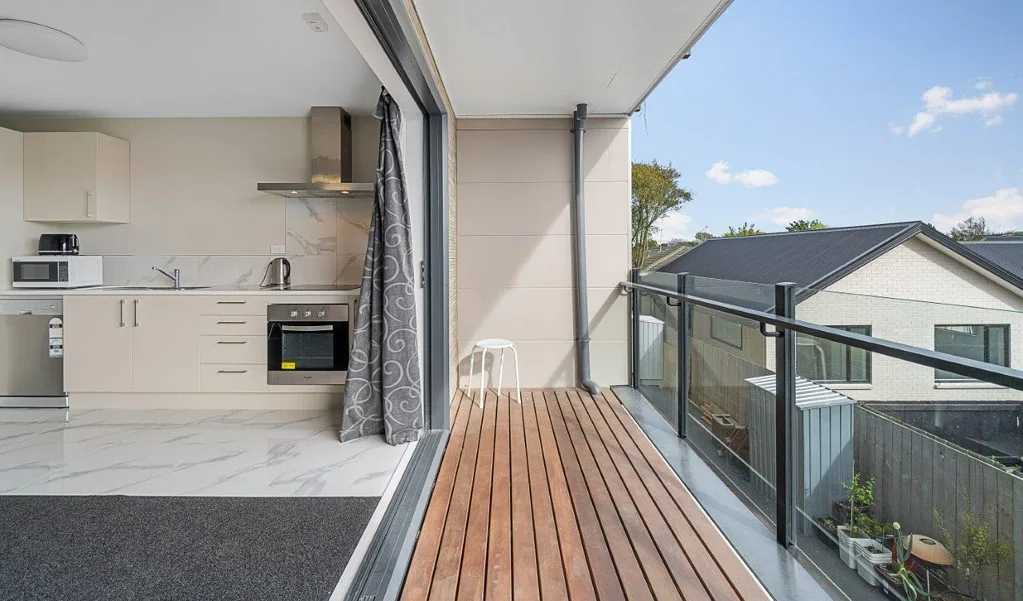 Stylish 1 Bedroom  and Study Apartment Near the CBD
