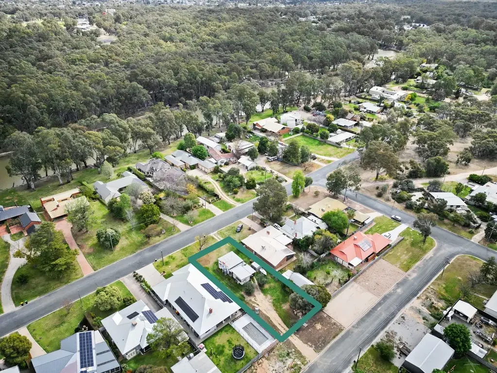 Deniliquin 2ਬੈੱਡਰੂਮ Rare River Street Offering with Income and Potential