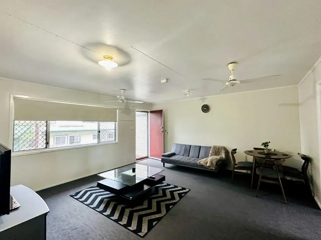 FULLY FURNISHED UNIT IN THE CENTRE OF TOWN