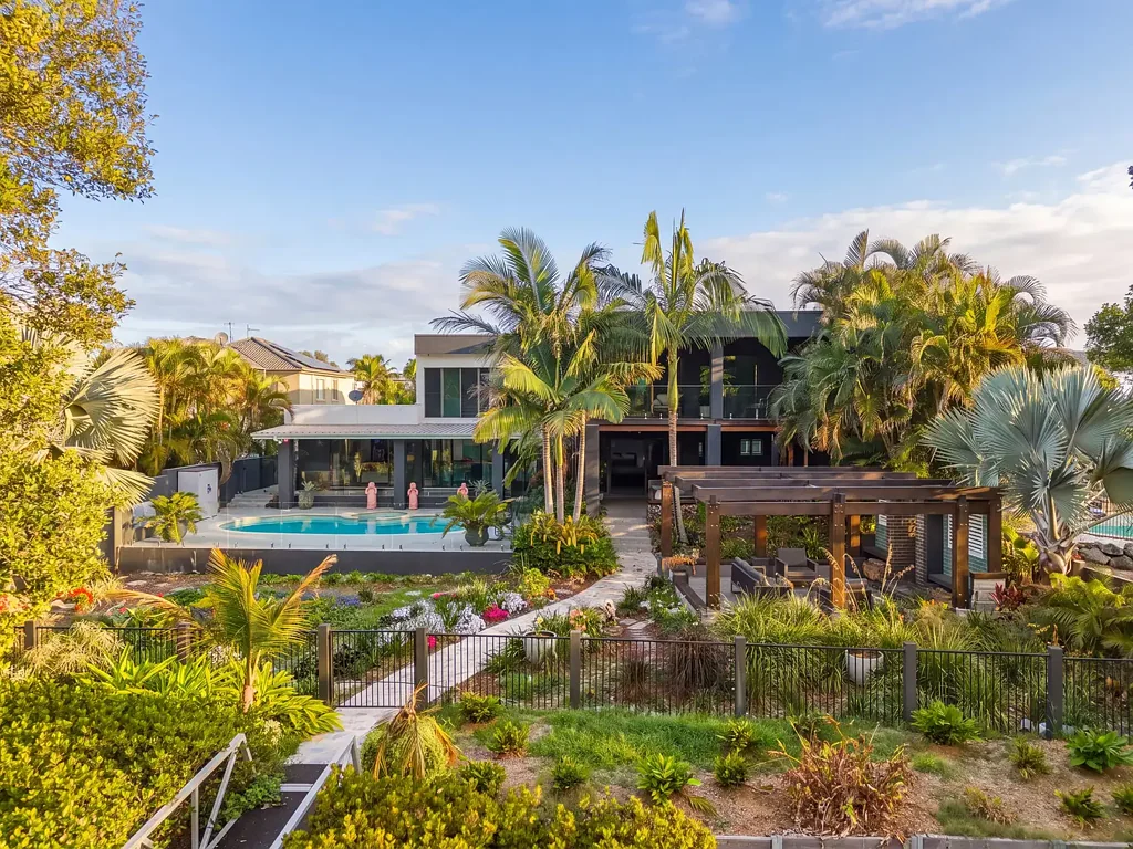 Helensvale 5房  An Exceptional North Facing Waterfront Estate!