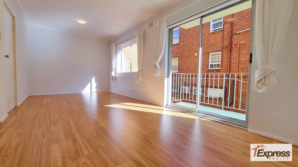 RENOVATED & OVERSIZED ONE BEDROOM UNIT IN THE HEART OF ROSE BAY!