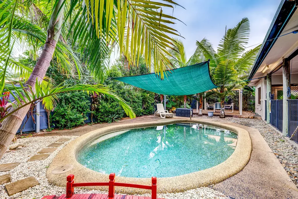 Flying Fish Point 3 Bedroom Coastal Charm in Quiet Seaside Suburb