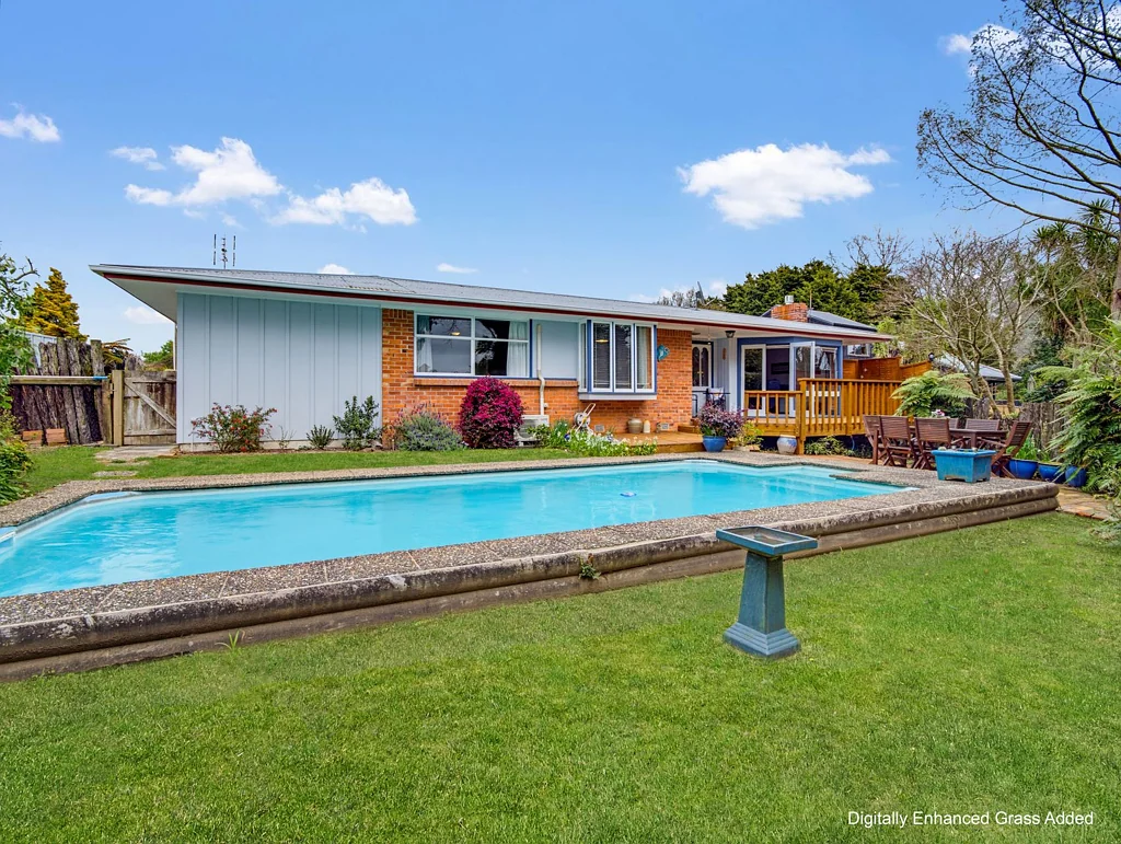 Leamington 3 Bedroom Come Home to Poolside Privacy
