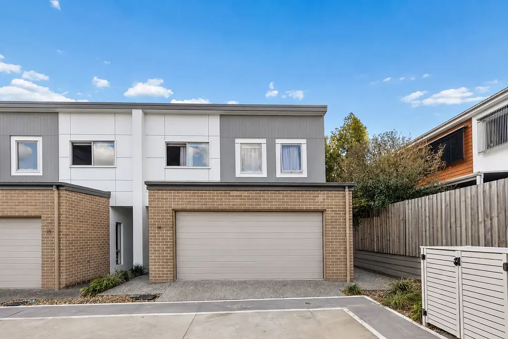 Parkinson 4ਬੈੱਡਰੂਮ Spacious Four-Bedroom Townhouse with 2.7m Ceilings & Double Garage
