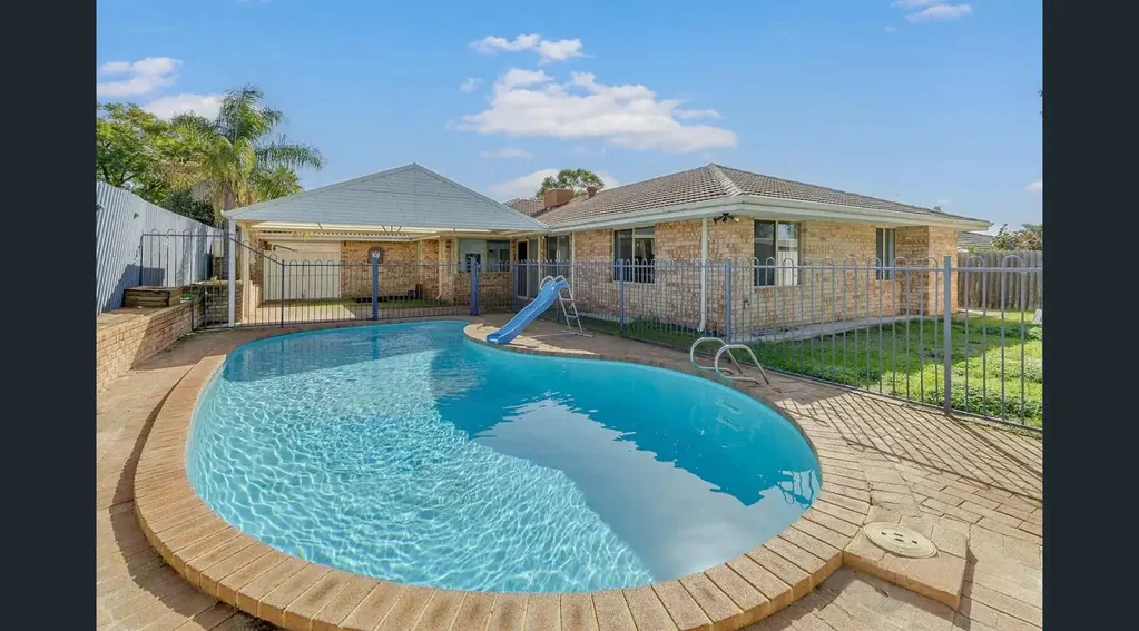 Thornlie 5침실 Expansive Family Home with Enormous Investment Potential - Freshly Painted!