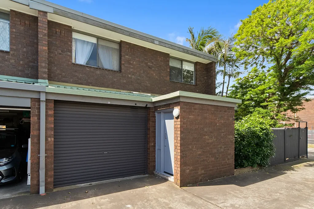 Spacious 2-Bedroom Townhouse with Garage in Quiet Location
