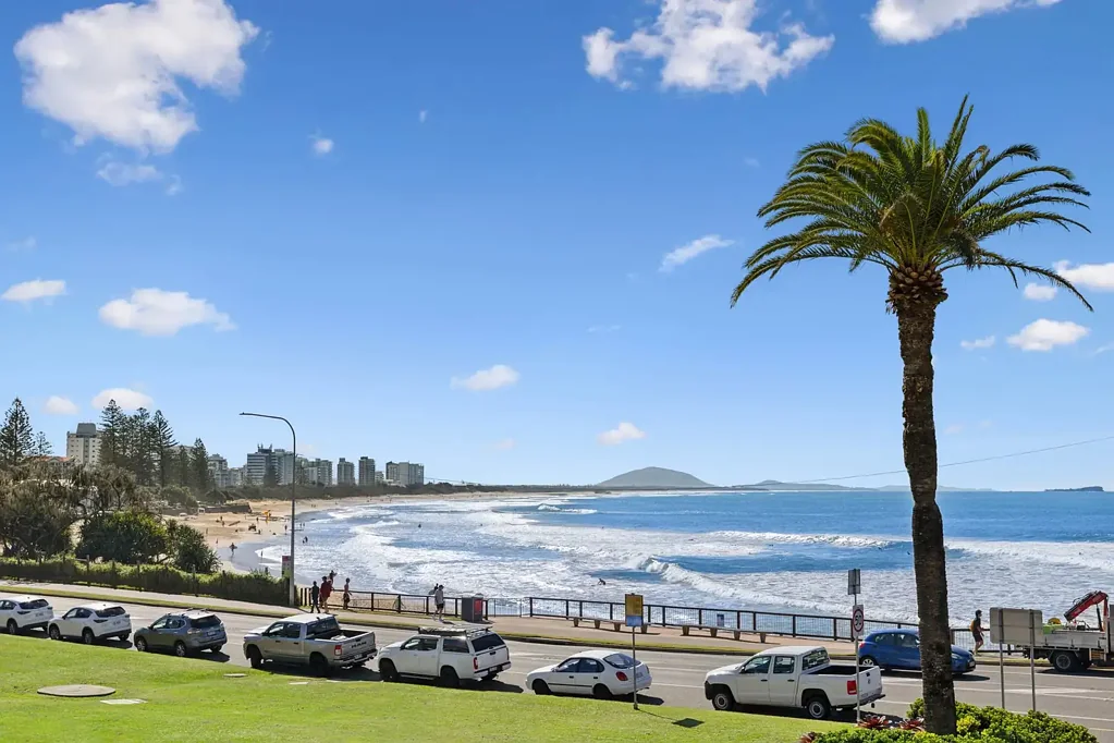 Alexandra Headland 2 Bedroom Beachside Alexandra Headland with stunning views of the surf and coastline