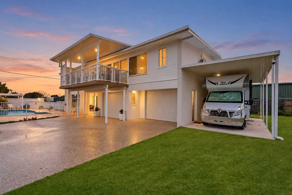 Urangan 4房  COASTAL MASTERPIECE THAT HAS IT ALL!