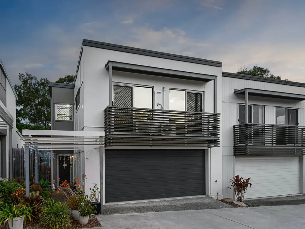Calamvale 3部屋 Updated Calamvale Townhouse: Double Garage, Large Courtyard & New Flooring