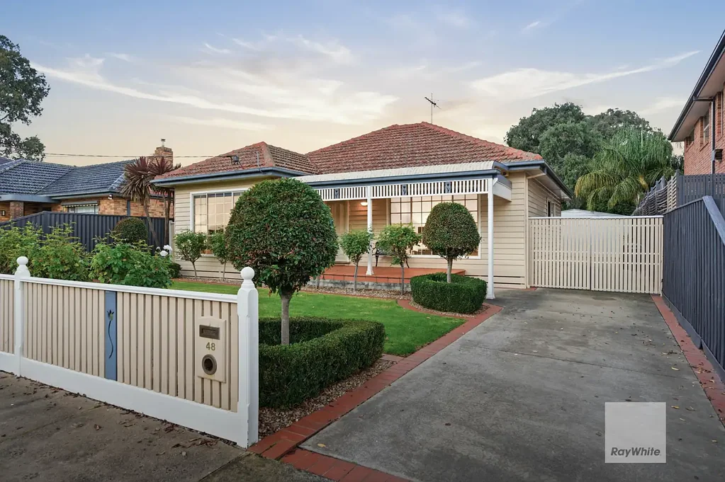 Pascoe Vale South 4房 Strathmore学区房 541m2阔地 四卧带衣帽 全屋采光佳 Ilve&Bosch厨电 户外近公园 步行商圈学校 Family Flair in a Prized Parkside Precinct