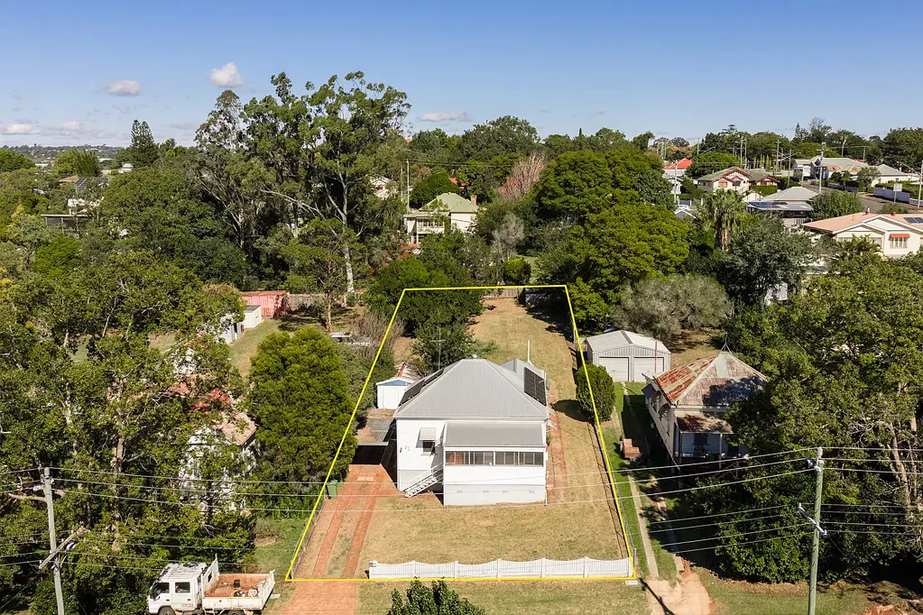North Toowoomba 3房 1012m²大块土地 VJ墙 高天花板 低中密度分区 开发潜力巨大 太阳能发电 Renovate or Detonate on 1012m²