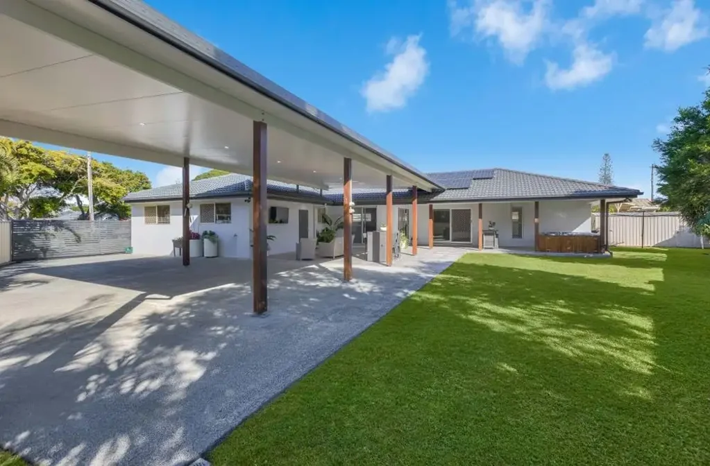 Tweed Heads 4 Bedroom Entertain and Unwind in Style