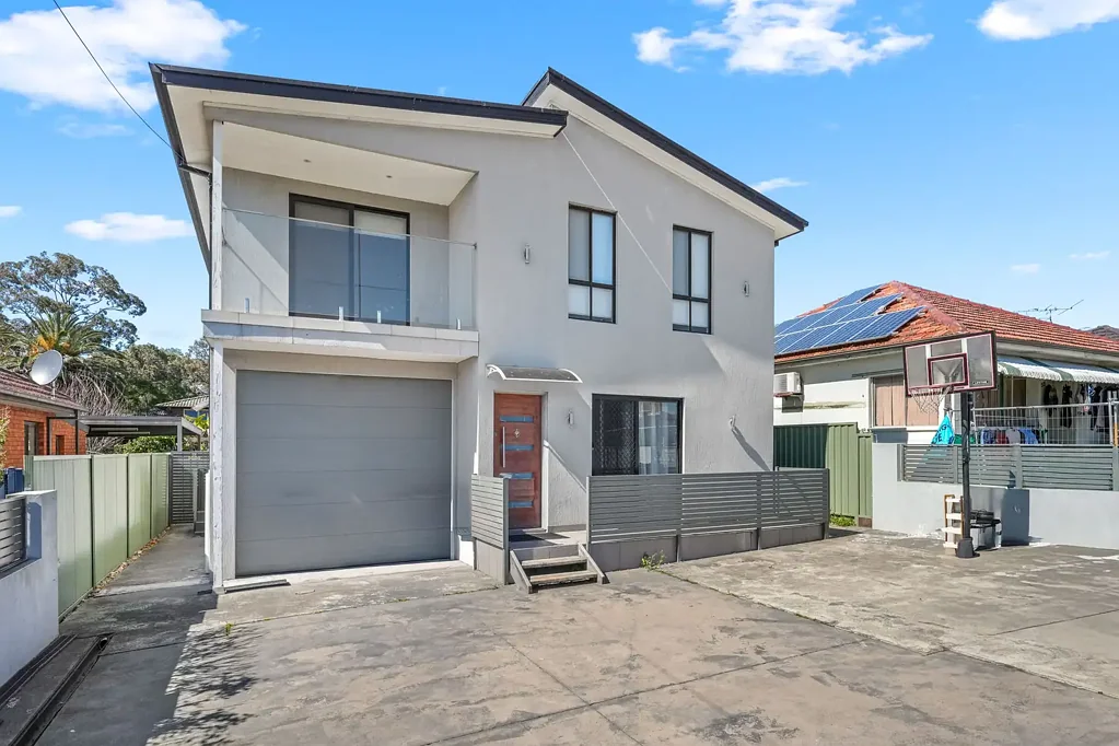Bass Hill 9Kwarto A Rare 9-Bedroom Family Home with Dual Living Potential