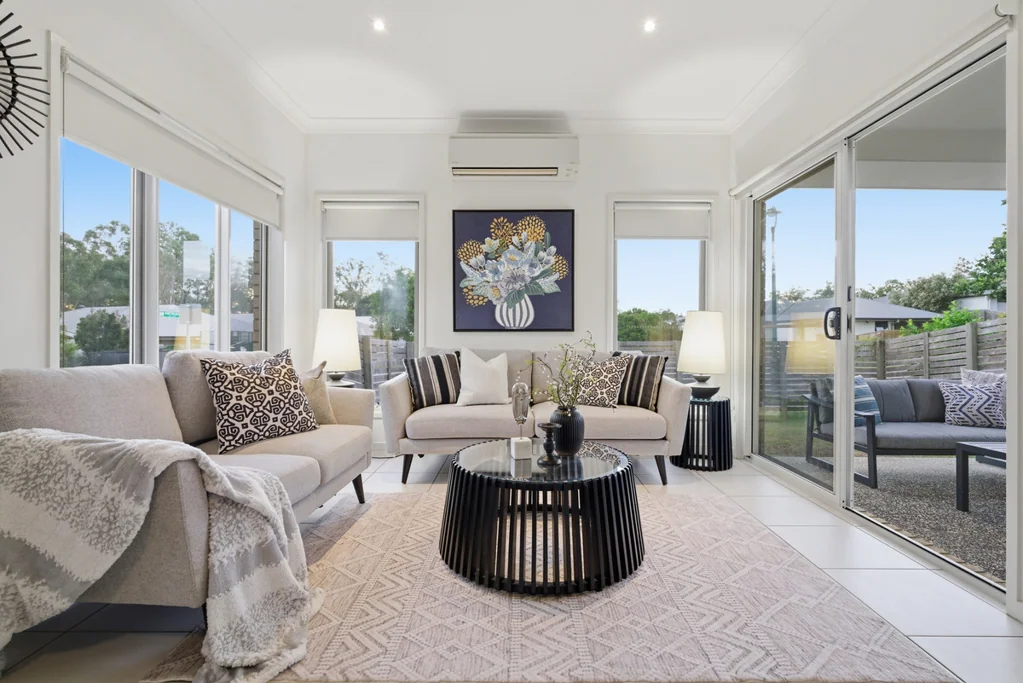 Leichhardt 4房  9年新：现代低层，2.7米挑高天花板  9 Years Young: Modern Lowset with 2.7m Soaring Ceilings