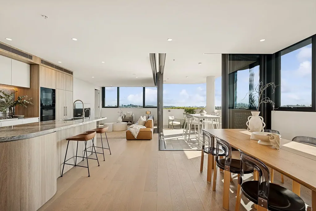 East Brisbane 3ਬੈੱਡਰੂਮ North-East Penthouse With Point Blank Views