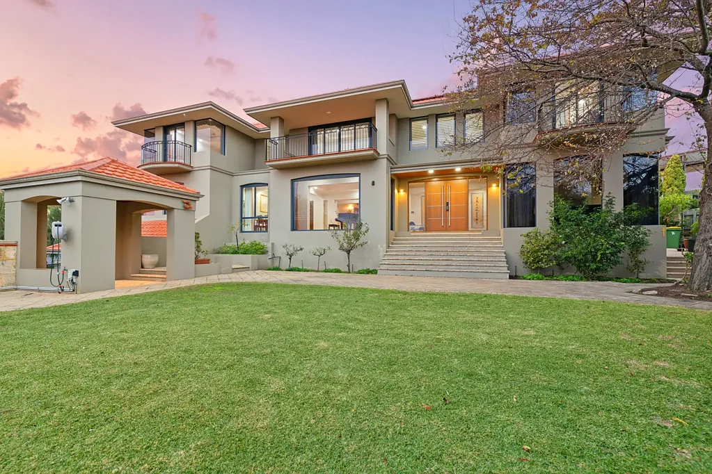 South Perth 5房  Commanding Swan River Vistas from a Prestigious Elevated Corner Reserve!