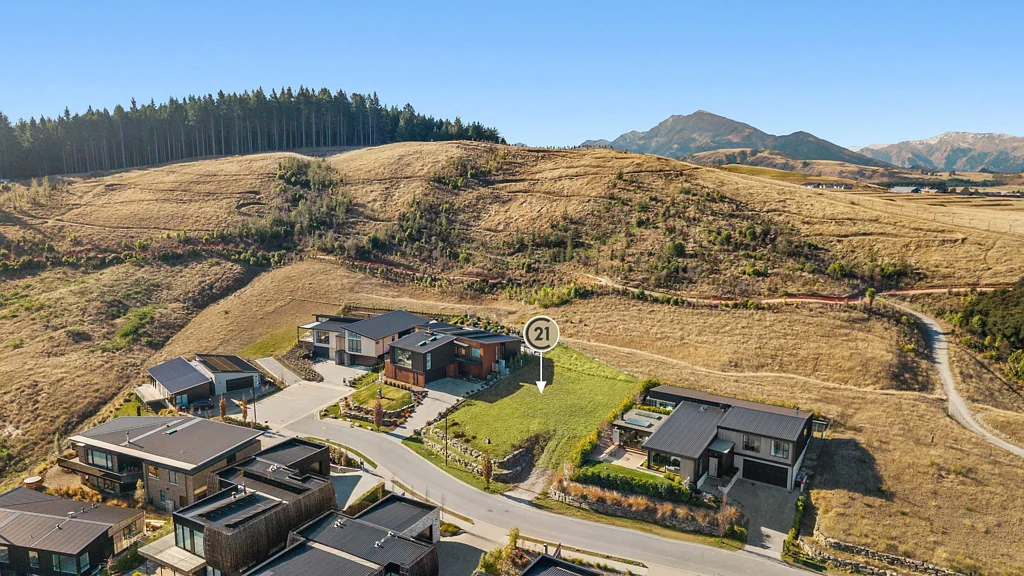 Wanaka  Panoramic Lake & Mountain Views - 739sqm Section