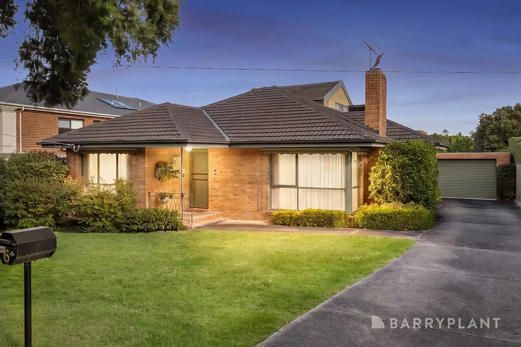 Wantirna South 4房 726sqm优质地块 三卧带柜 第四卧宽敞独立 浴室齐全 开放壁炉厨房 木材橱柜 Westinghouse电器 巨大休闲室 带棚娱乐区 宁静池塘 步行公园商圈 近优质学校 交通便捷 * Sale by Set Date on Monday 15th June at 5pm (unless sold prior) *