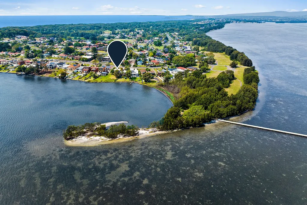 Primbee 3 Slaapkamer Blue-Ribbon 693sqm Absolute Lakefront Block